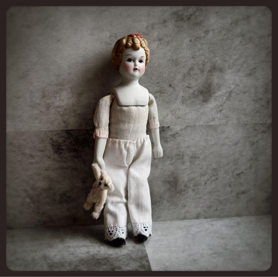 ヴィンテージ リボンの少女のビスクドール