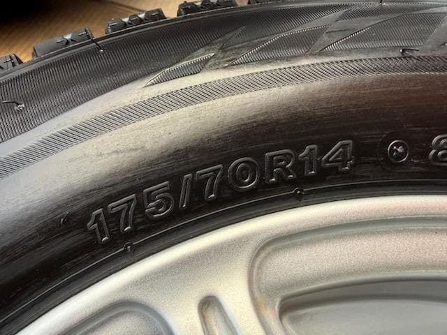 アクア ヤリス ヴィッツ フィット 175/70R14 VRX2 2021年製