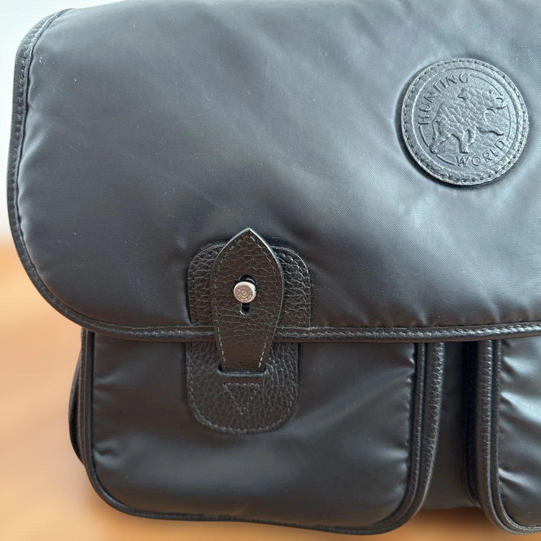 ハンティングワールド　メッセンジャーバッグ　ショルダーバッグ