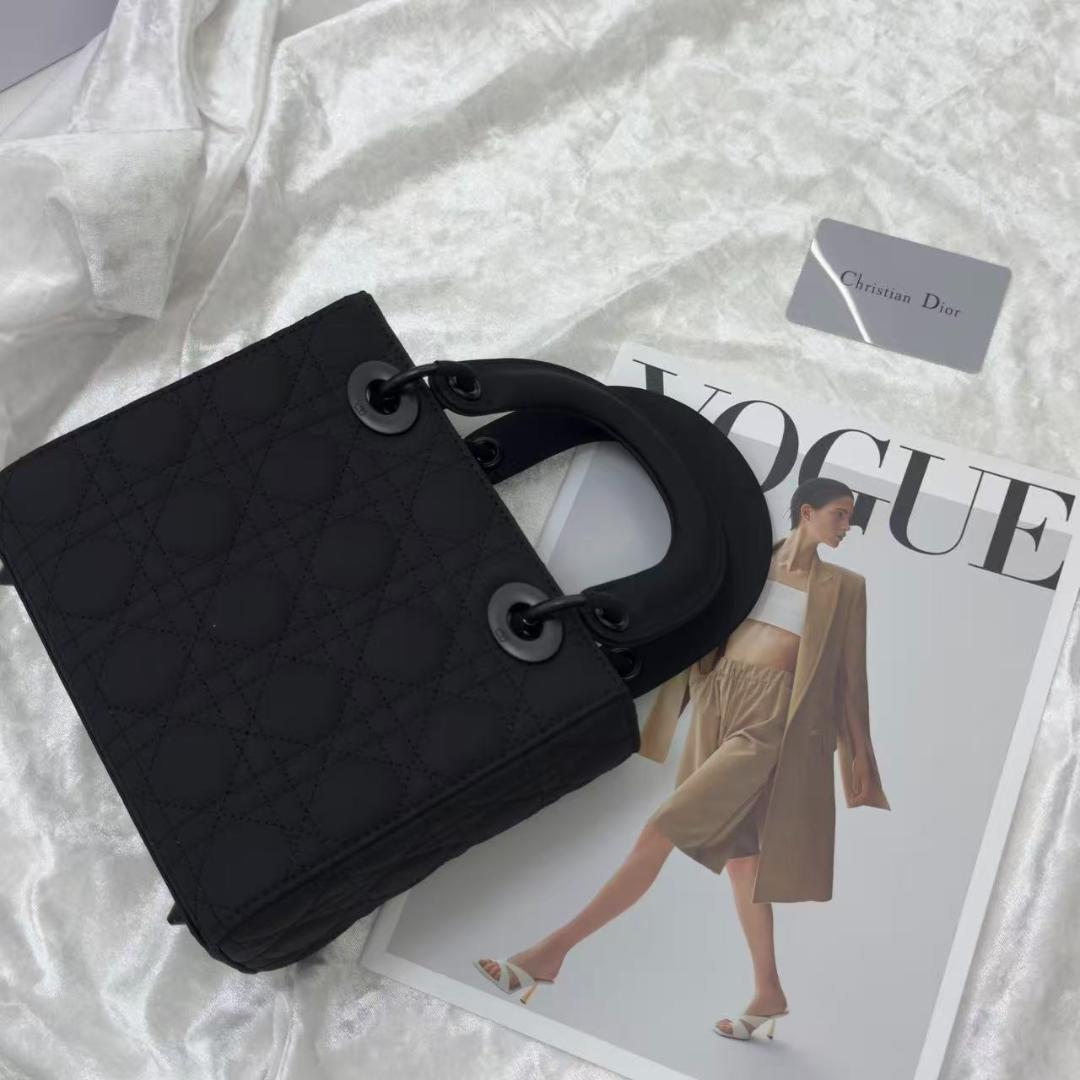 マットブラックハンドバッグです