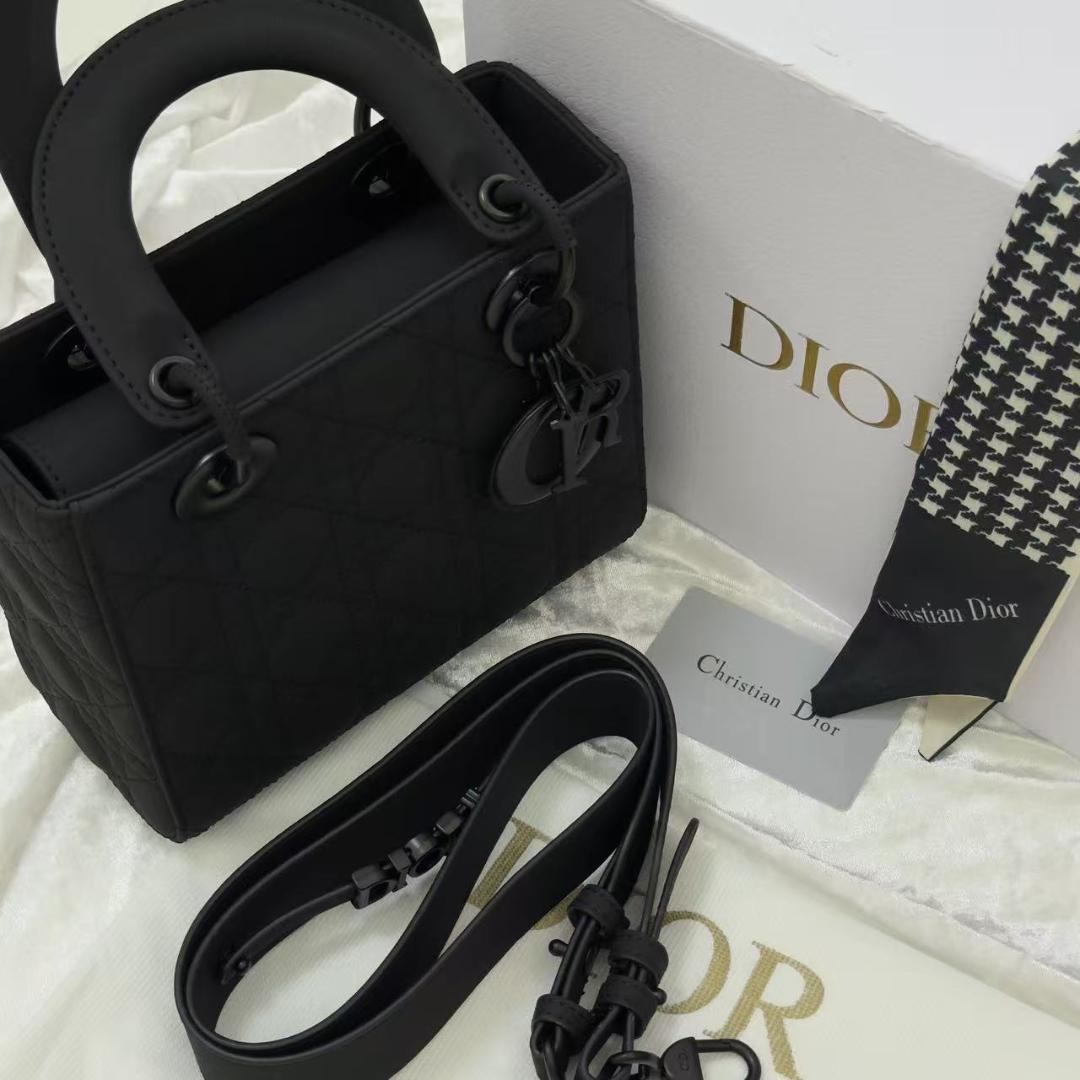 マットブラックハンドバッグです