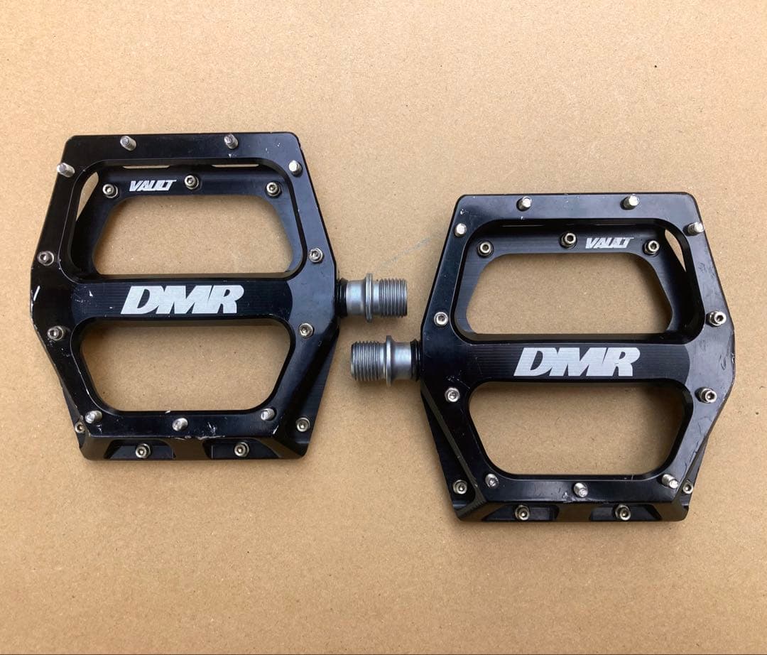 DMR VAULT フラットペダル / グロス ブラック