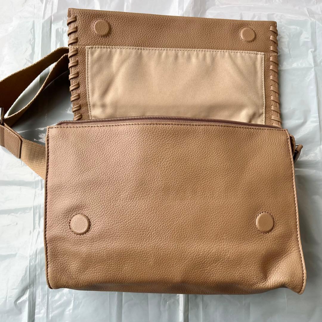 イアパピヨネ 柄ワイドテープショルダーバッグ 本革 ボディバッグ キャメル