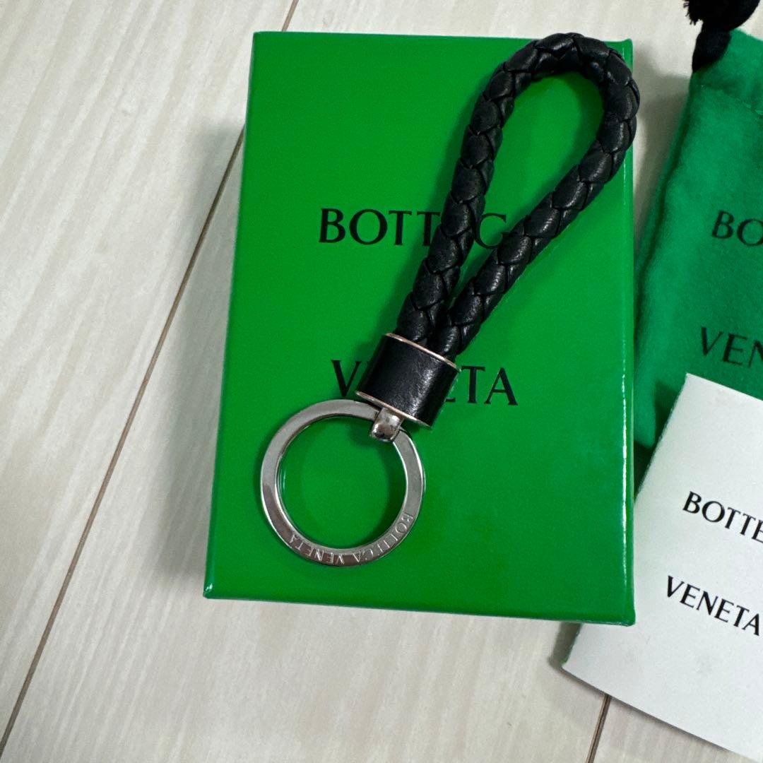 現行 Bottega Veneta 編み込みレザーキーホルダー