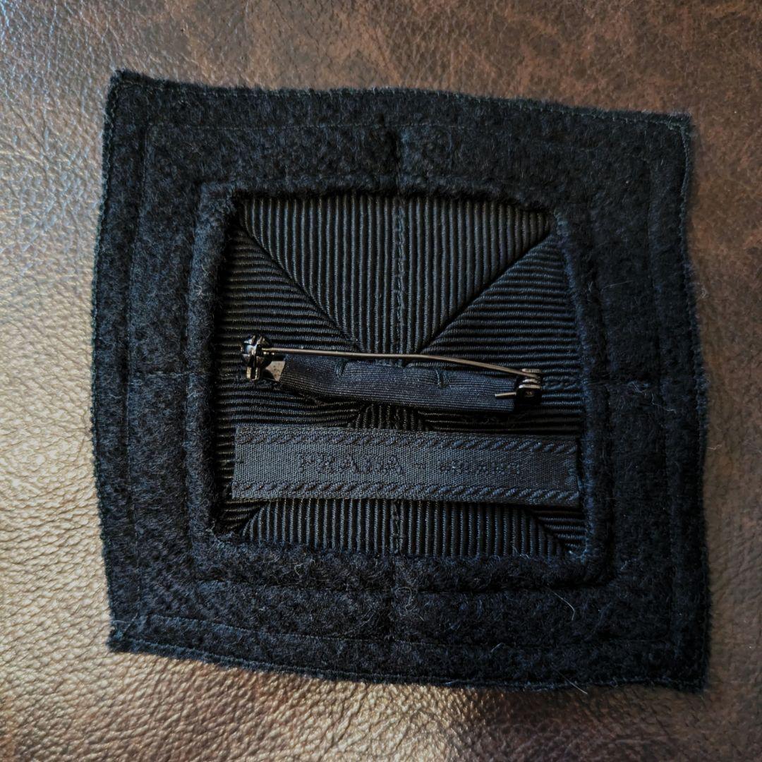 プラダのファブリックブローチ大小2個Setで✽黒✽異素材