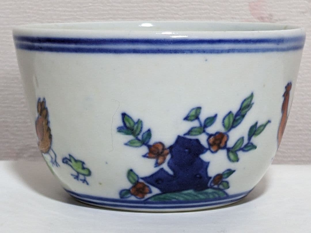 ♦中国 古い倣古品 チキンカップ 大明成化年製 染付色絵 闘彩鶏図 茶碗 骨董品