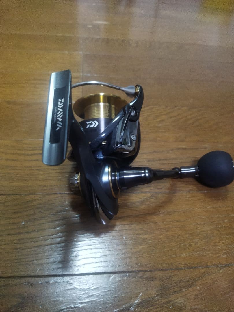 DAIWA スピニングリール ブラック/ゴールド