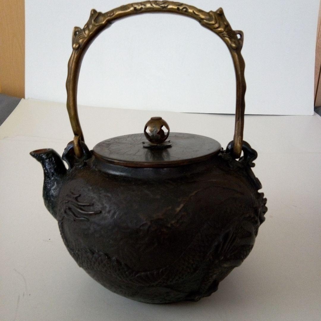 亀文堂　鉄瓶　雲龍紋　盛り上げ紋様