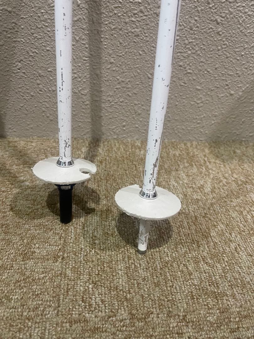 ワンシーズンのみ使用　子供　スキー板　140cm 女　小学生　ストック付き