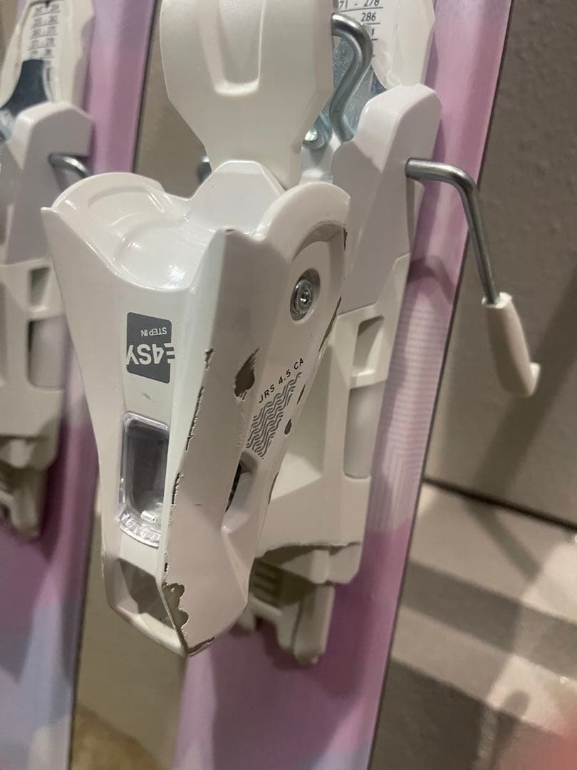 ワンシーズンのみ使用　子供　スキー板　140cm 女　小学生　ストック付き