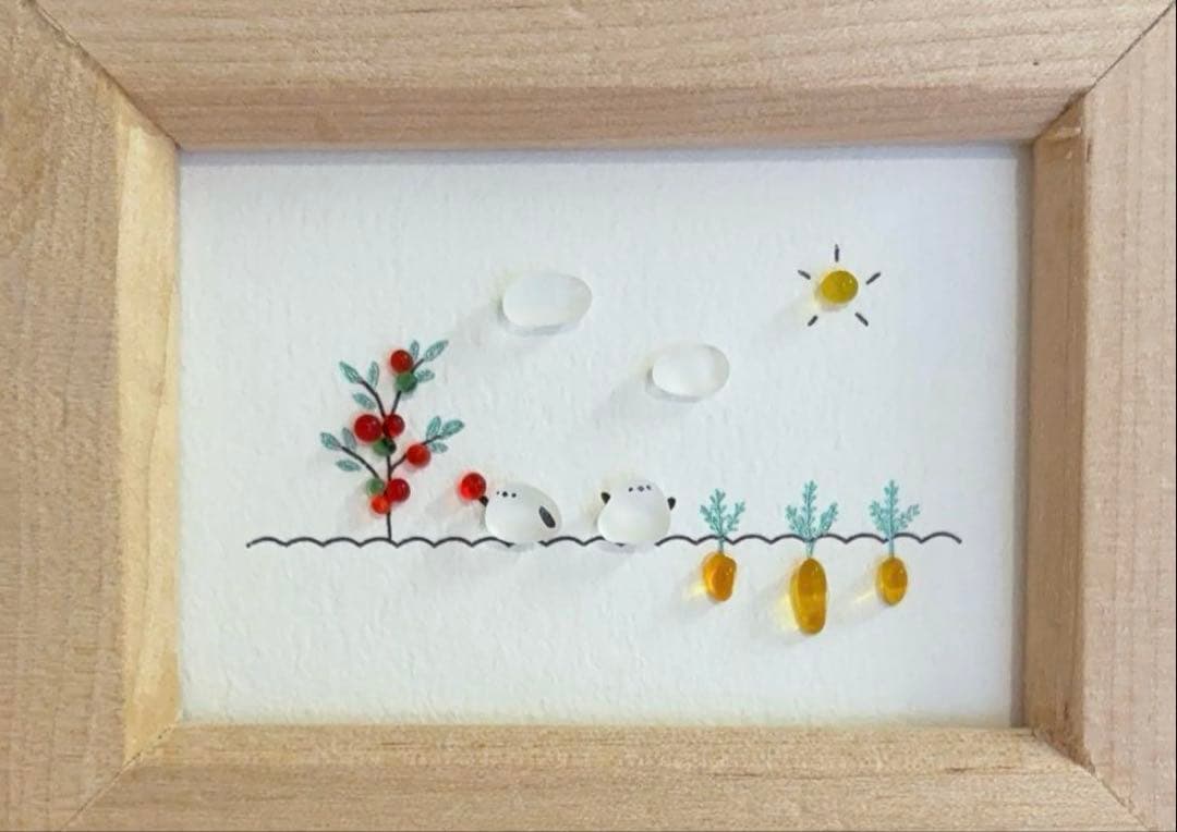 シマエナガといちご畑　。シーグラスアート