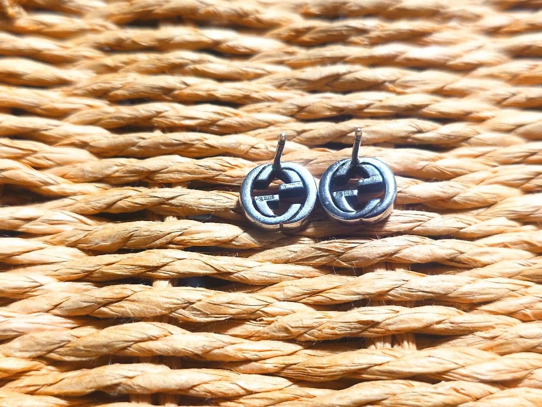 Gucci シルバー ロゴスタッドピアス