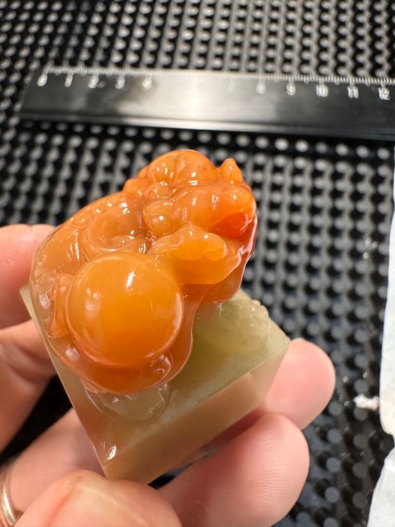 ラオス石　田黄　瑞獣献宝　巧色　高級印材　箱付き　篆刻　書道　落款　雅号