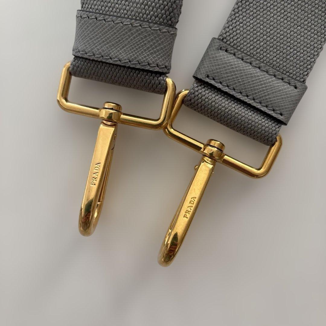 ココ PRADA グレー ストラップ 新品未使用