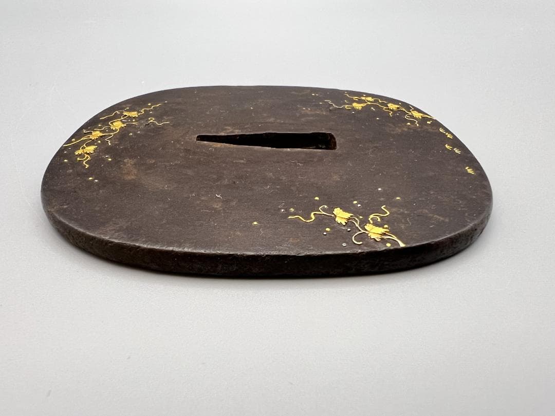 【海】江戸中期　大鉄鍔　唐草図　金銀象嵌　無銘　刀装具　重量約208g　専用箱付