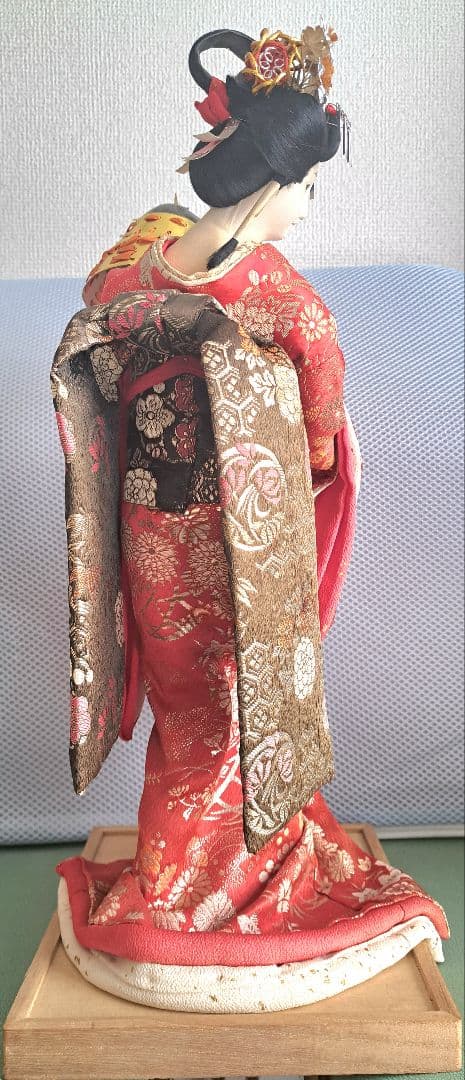 伝統的な日本人形 赤と金の着物