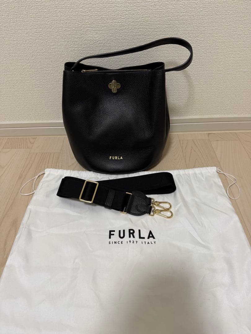 FURLA フルラ　ハンドバッグ　バック　ショルダー　黒　ゴールド　シンプル