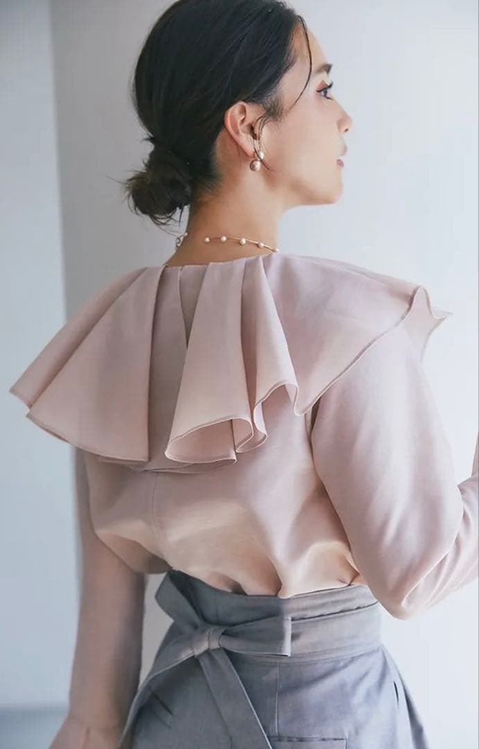 新品　SEVENTEN シアーラッフルブラウス(ピンク)