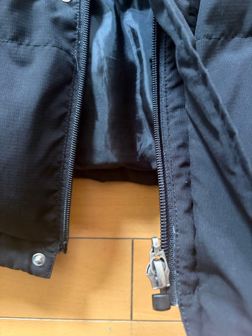 黒 ダウンジャケット ロゴ刺繍付き