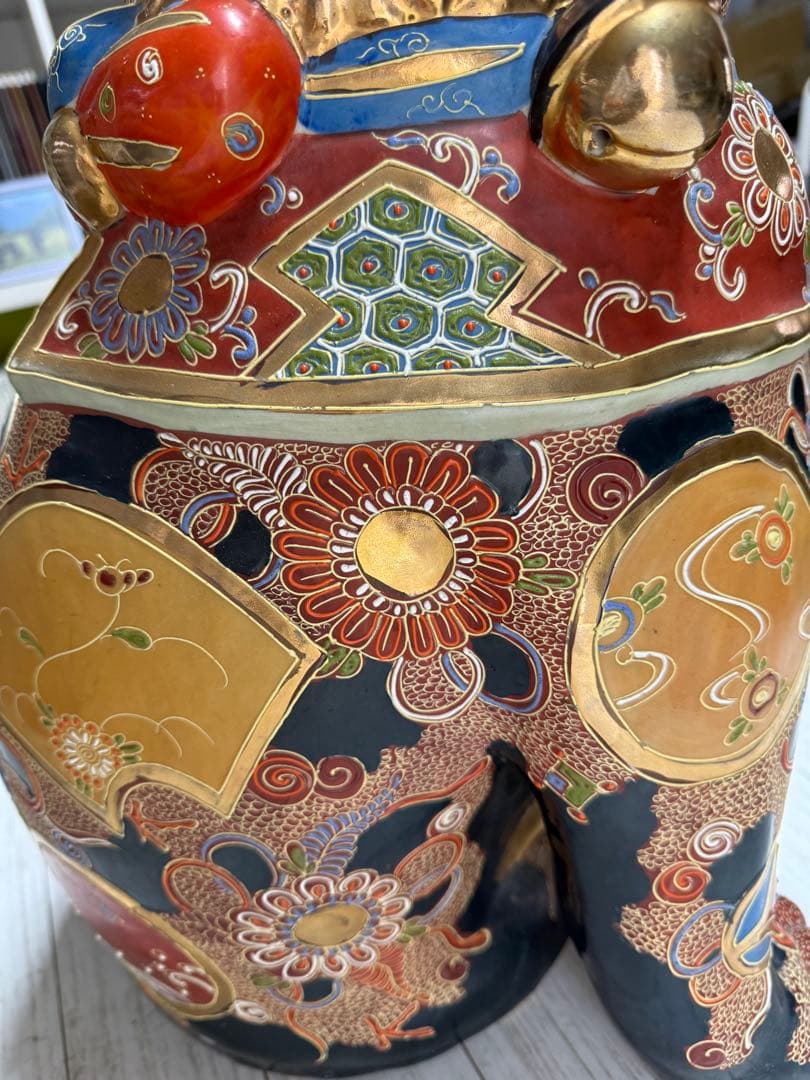 色彩豊かな陶器製招き猫　九谷焼