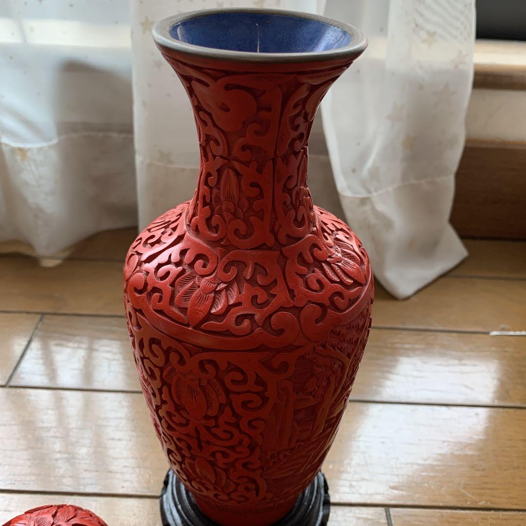 48 堆朱壺　花瓶　朱色　中国