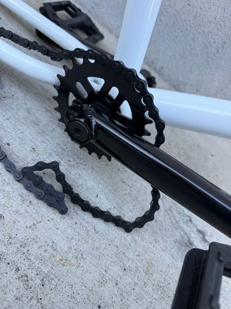 お得！ BMXフレーム　ダーカスワンRaw白フレーム