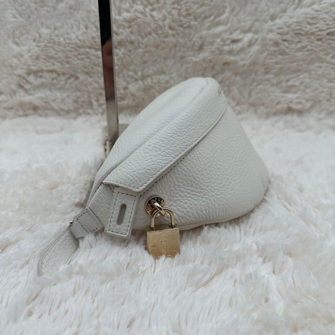 ✨極美品✨フルラ　ウエストポーチ　ボディーバッグ　オールレザー　白　男女兼用