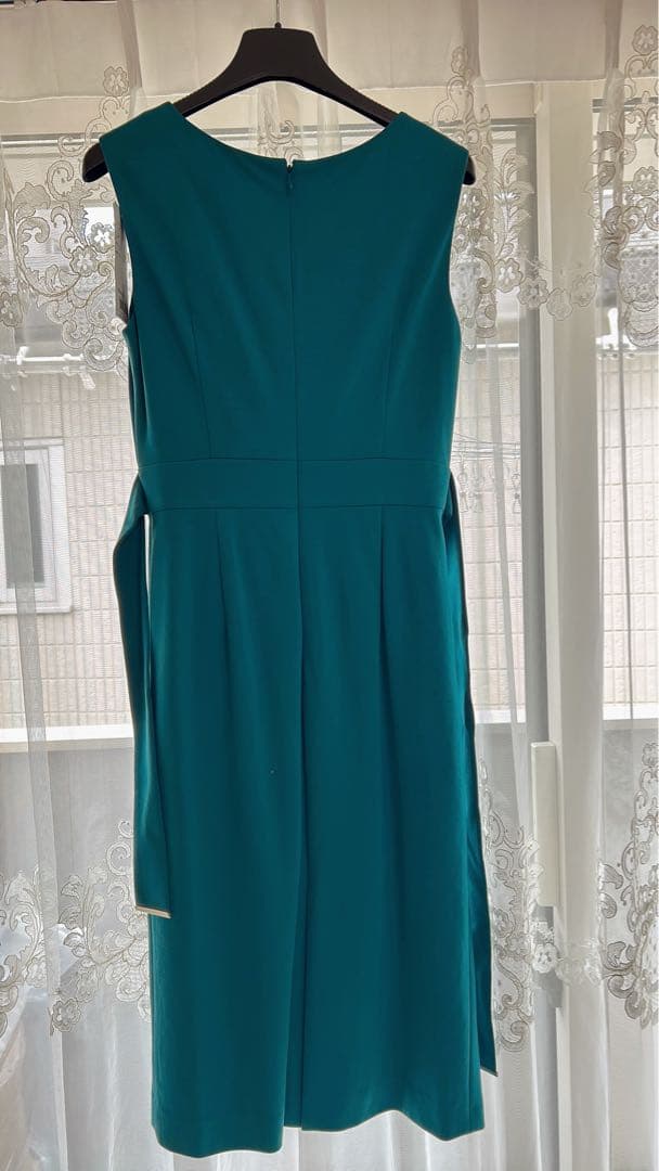 ターコイズ ノースリーブ ひざ丈ワンピース（タグ付き）