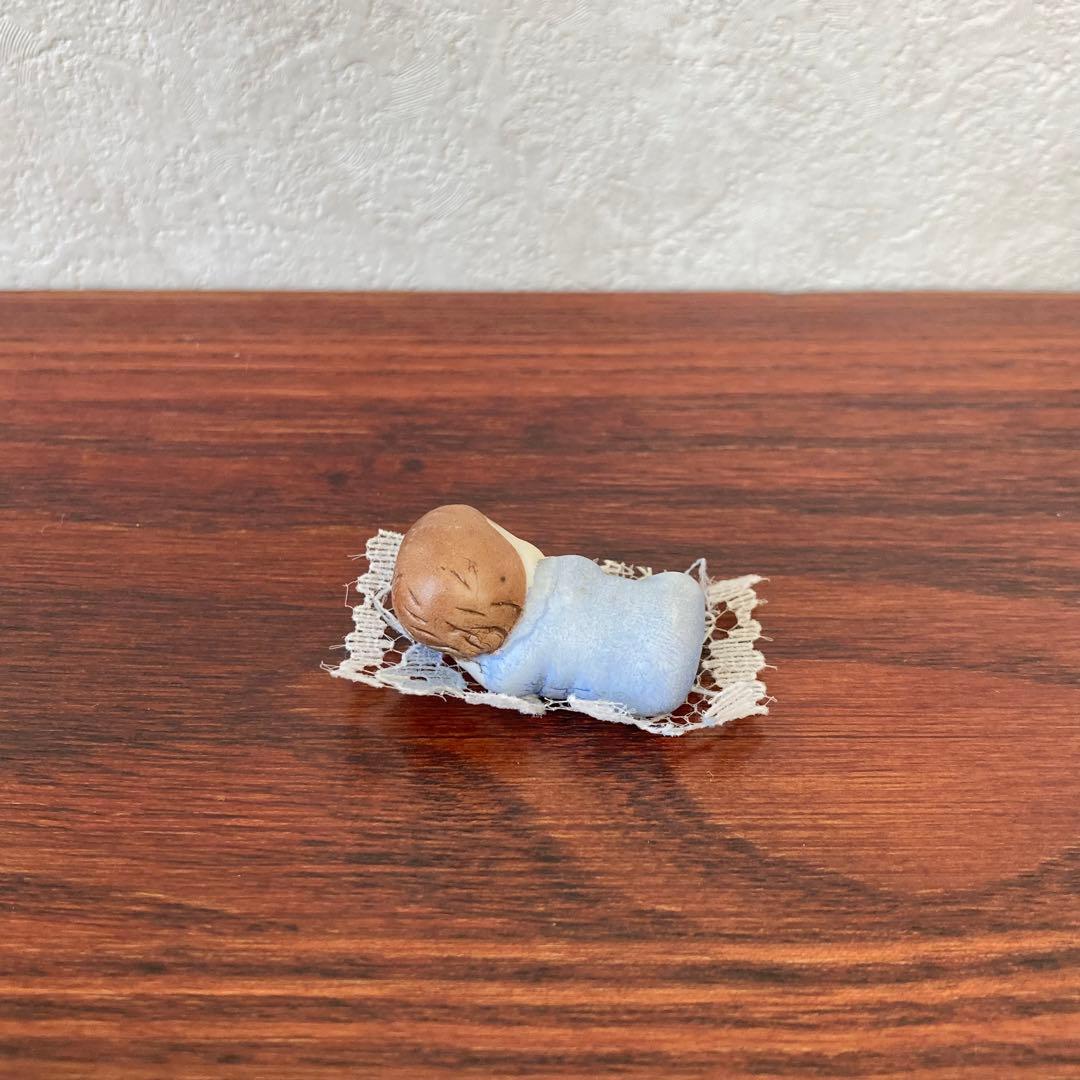 レースの上で寝てるベビー　人形　ミニチュア　ドイツ　ヴィンテージ