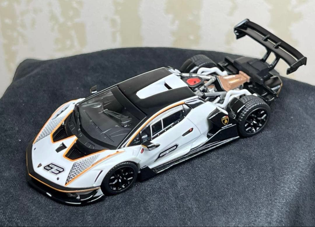 ランボルギーニ ESSENZA SCV12 1/64 アヴェンタドール　京商