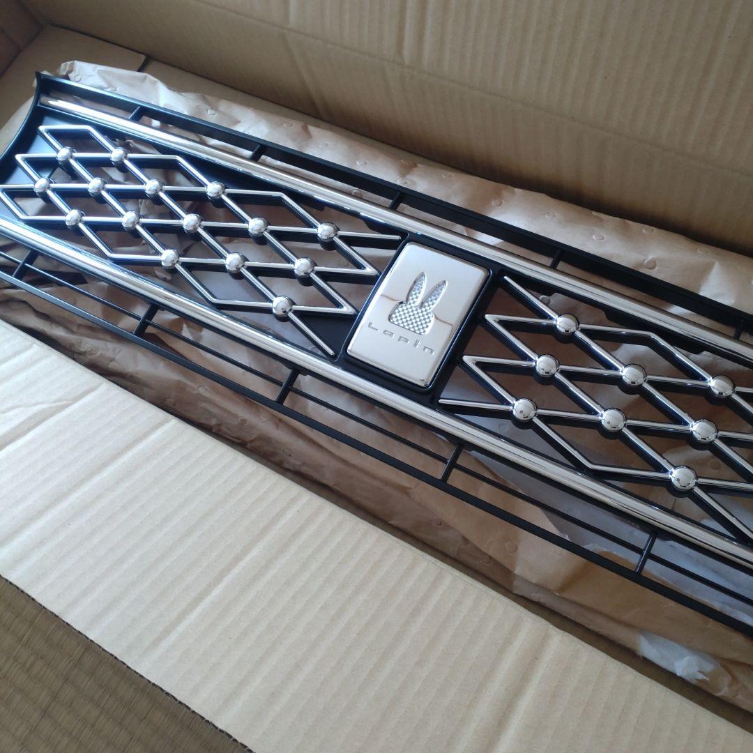 スズキ　Lapin ダイヤモンドグリル ウサギロゴ