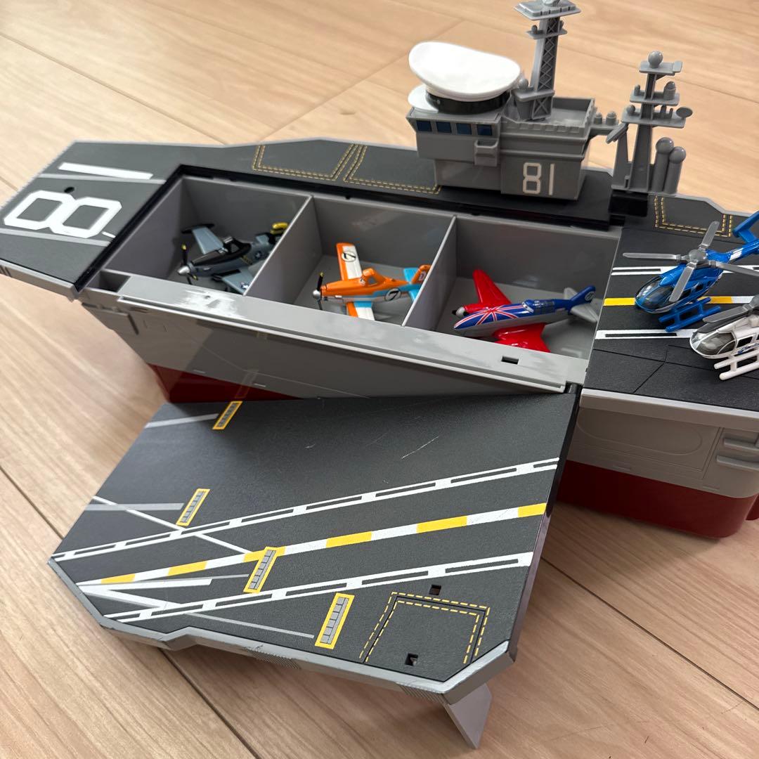 トミカ プレーンズ 航空母艦・飛行機6機・ヘリコプター2機セット