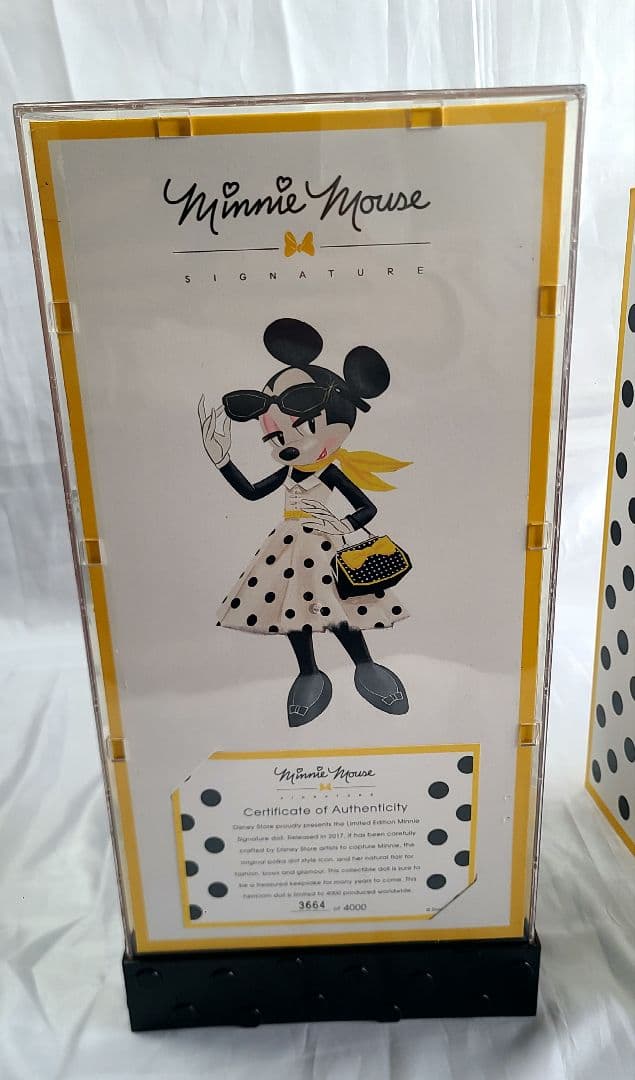 ミニーマウスシグネイチャードール Minnie Mouse Signature