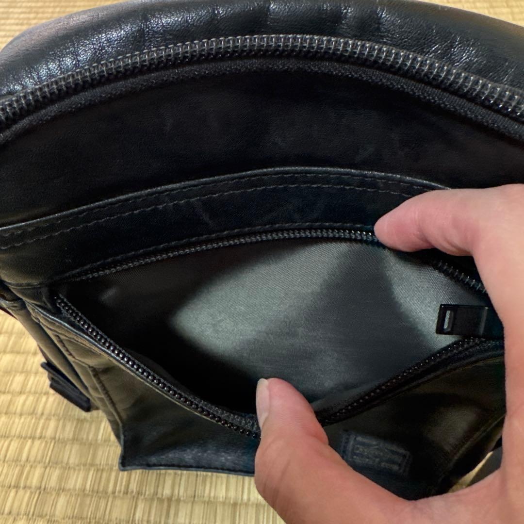PORTER AMAZE（アメイズ）シリーズのブラックレザーショルダーバッグ
