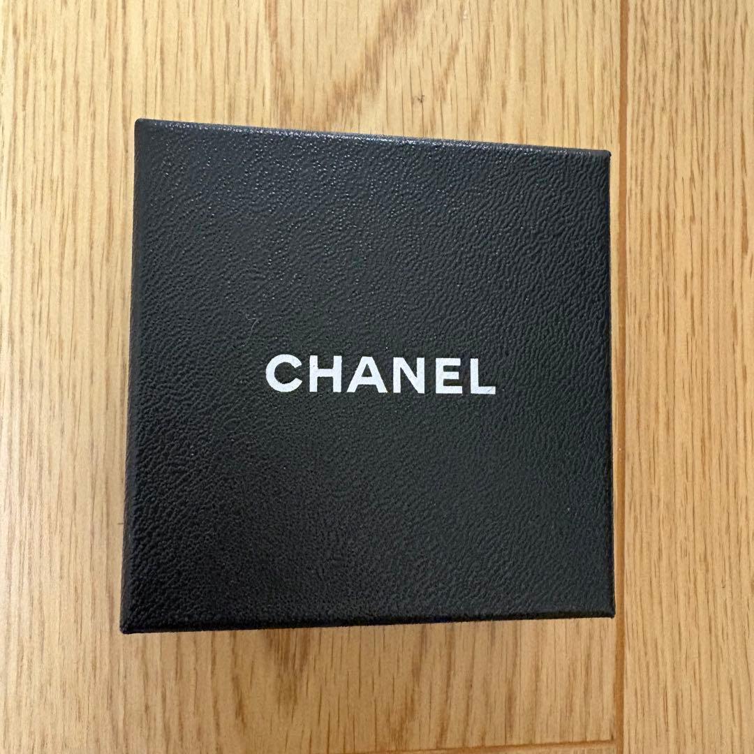 【CHANEL】ロゴブローチ