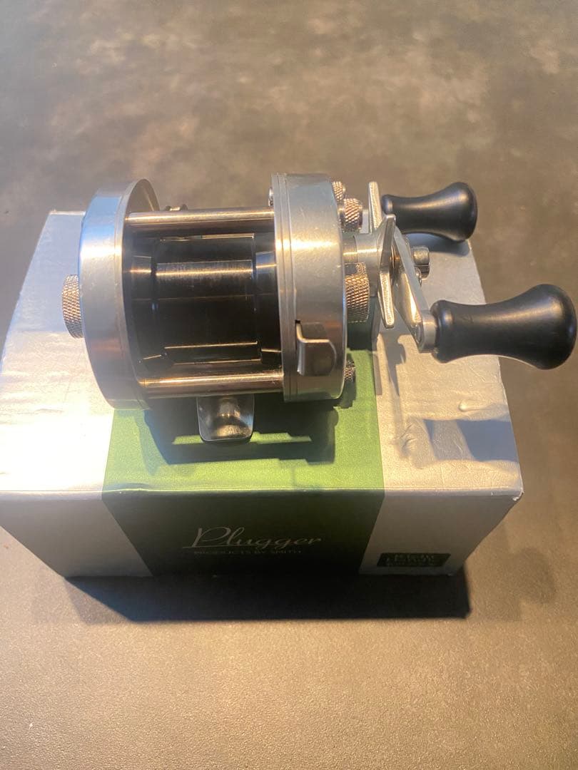 Plugger ベイトリール シルバー