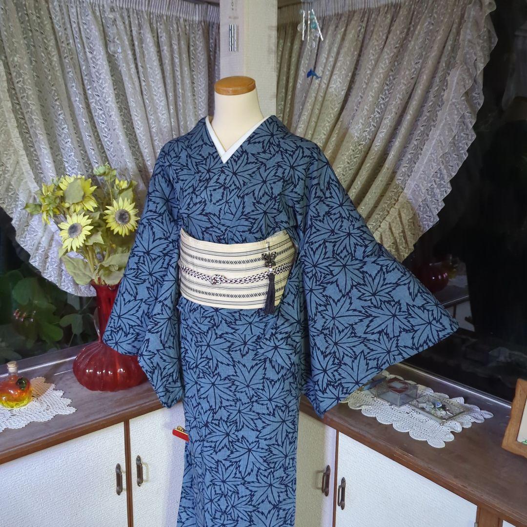 灰青色の地に、一面に染められた楓が清々しく上品な藍染めの浴衣です