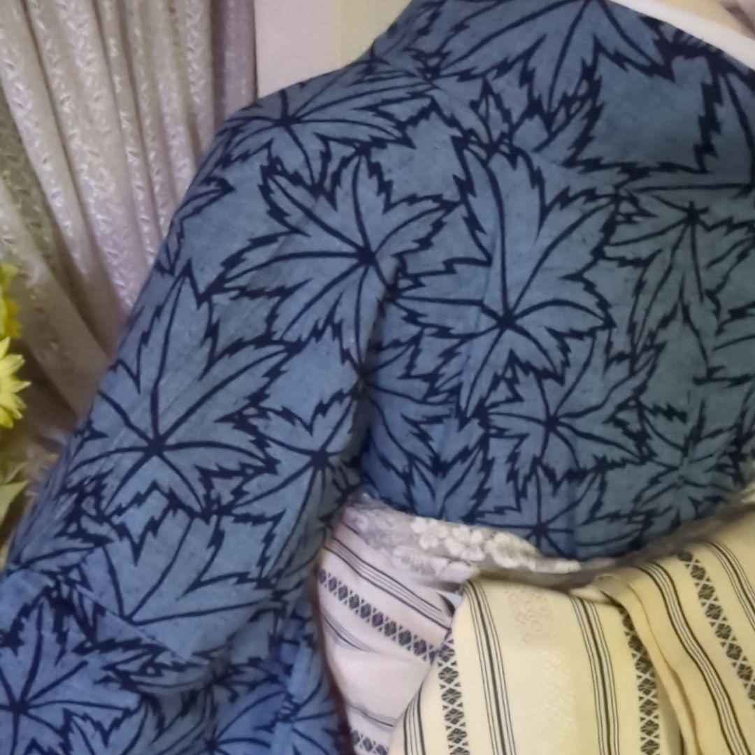 灰青色の地に、一面に染められた楓が清々しく上品な藍染めの浴衣です