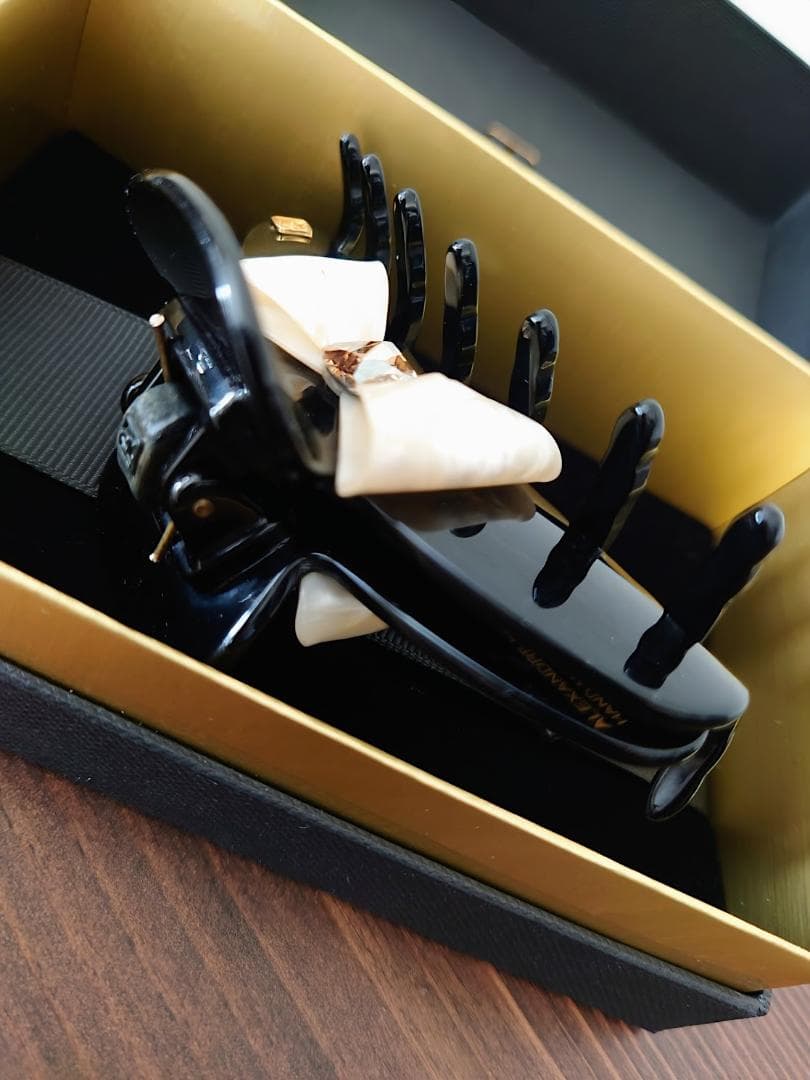 アレクサンドルドゥパリ 大粒スワロフスキー リボンクリップ