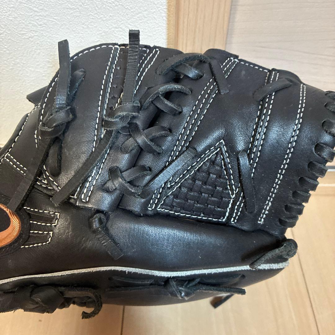 ピッチャー右用　軟式用グローブ 黒 編み込みパターン