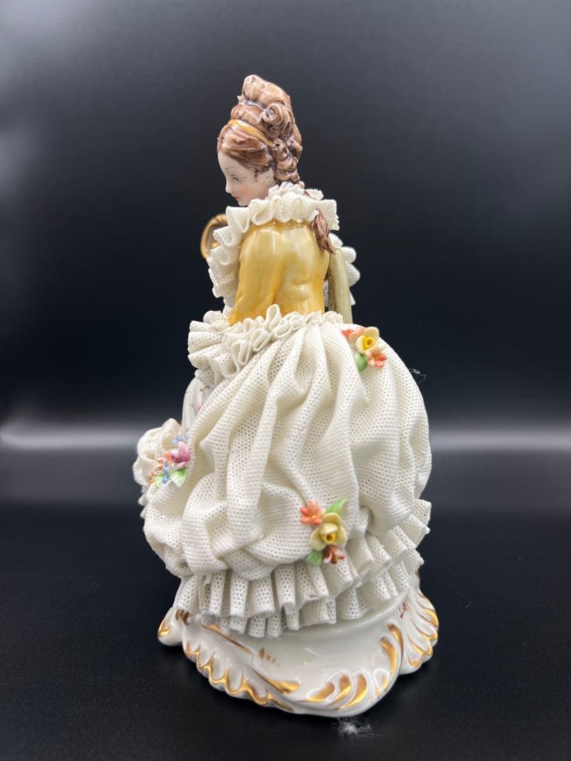 ハープを持つ女性の陶器像