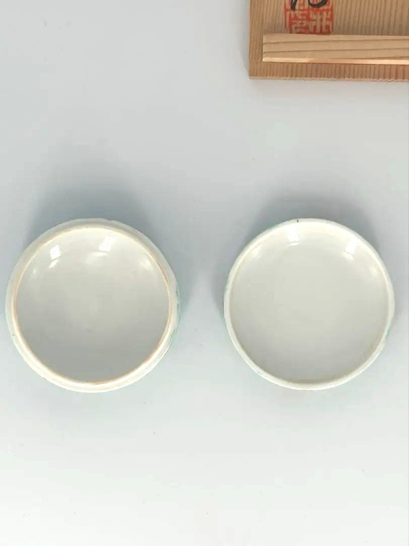 人間国宝] 十三代酒井田柿右衛門・濁手・香合・菊紋・有田焼・共箱付き