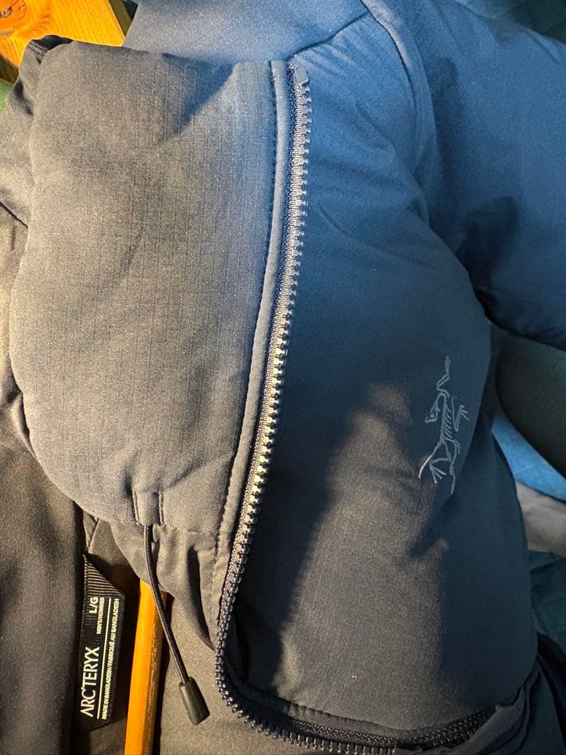 アークテリクス　アトムヘビーウェイトフーディ　メンズ　ブラックサファイア