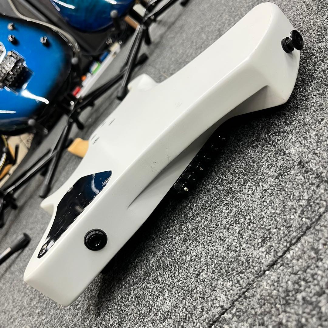 【11258】【新品】ヘッドレスギター 汎用ケース付き ホワイト