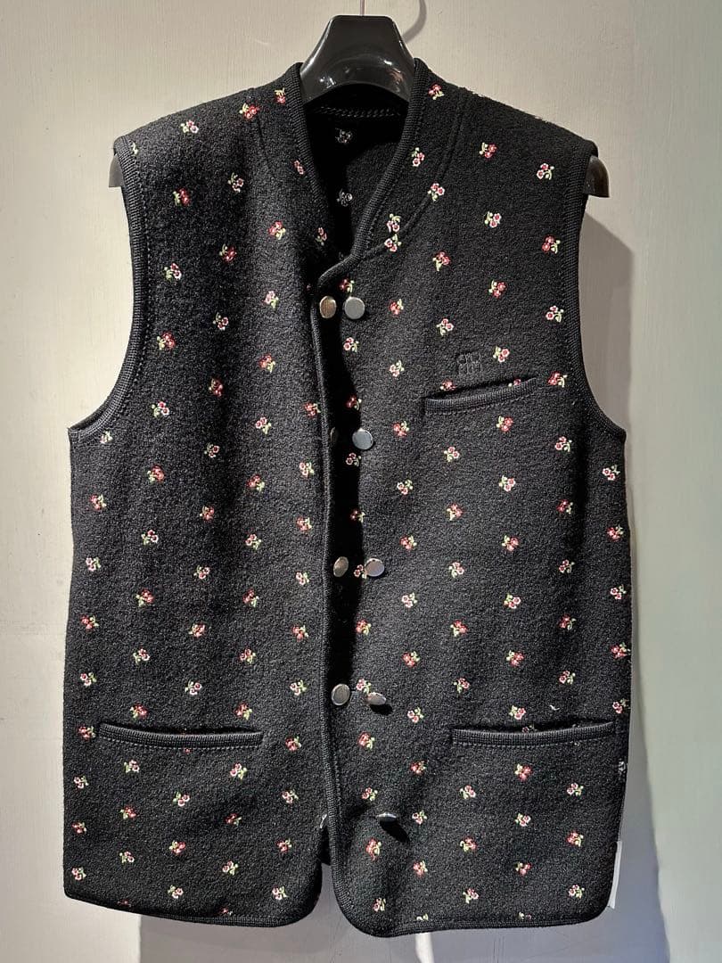 RIER WALKER GILLETブラック花柄ベスト