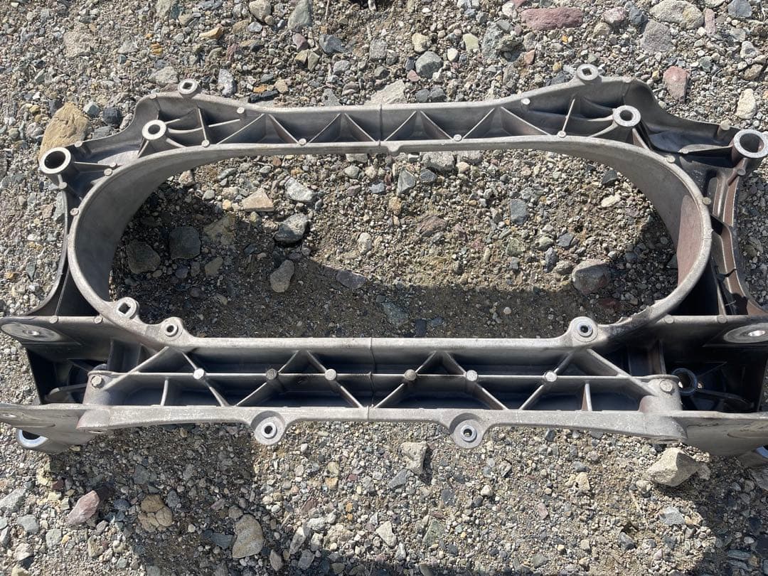 200系クラウン　サスペンションメンバー