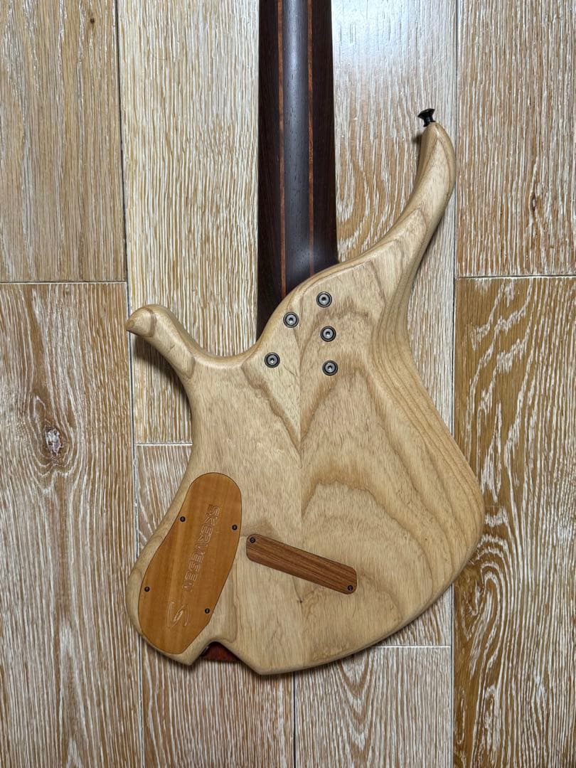 ギター Skervesen Swan 8