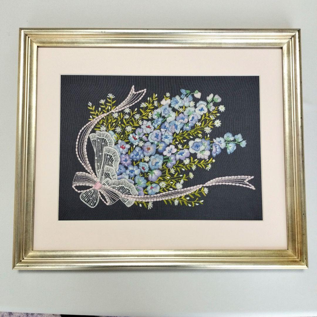 戸塚刺繍　デルフィニウムと孔雀草　フレームつき　ハンドメイド