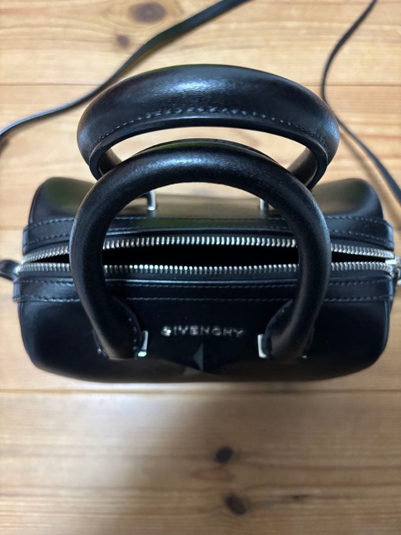 Givenchy ブラック レザー ハンドバッグ