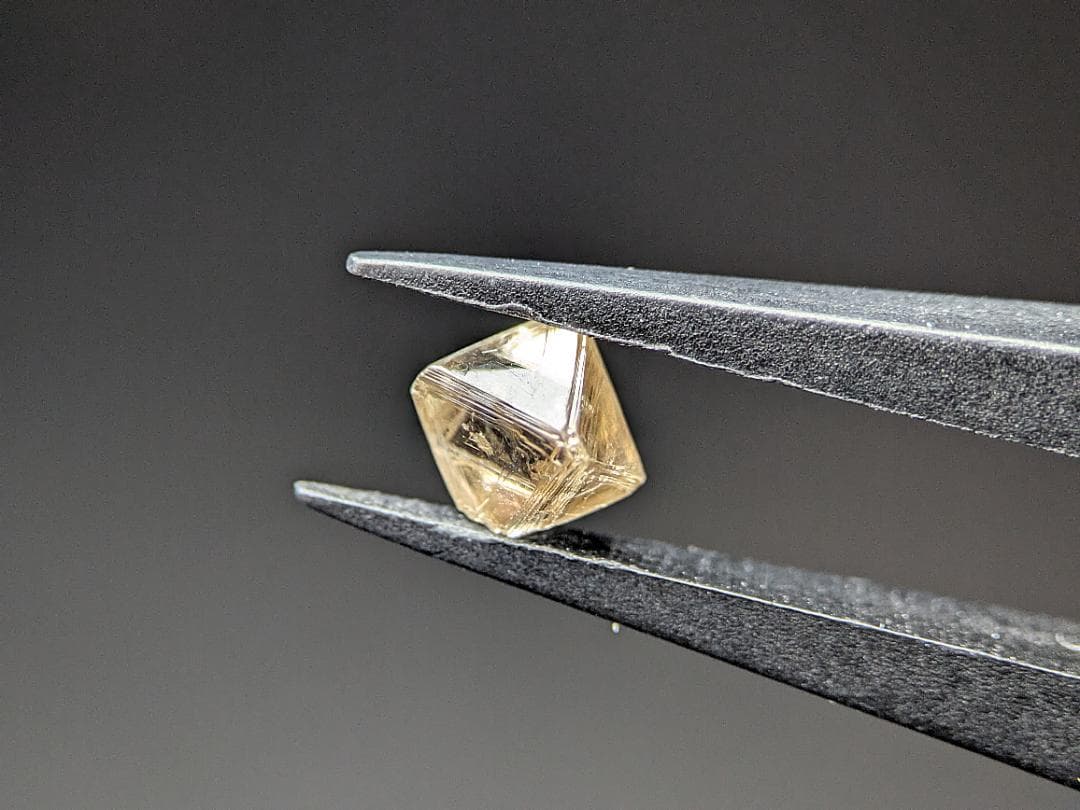 天然ダイヤモンド　八面体（トライゴン・蛍光アリ）　0.691カラット